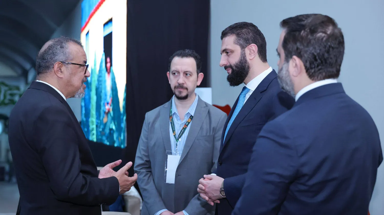 الرئيس أحمد الشرع مع المدير العام لمنظمة الصحة العالمية تيدروس أدهانوم غيبريسوس، على هامش أعمال قمة المناخ في البرازيل، بحضور وزير الخارجية أسعد الشيباني الجمعة (الرئاسة السورية)