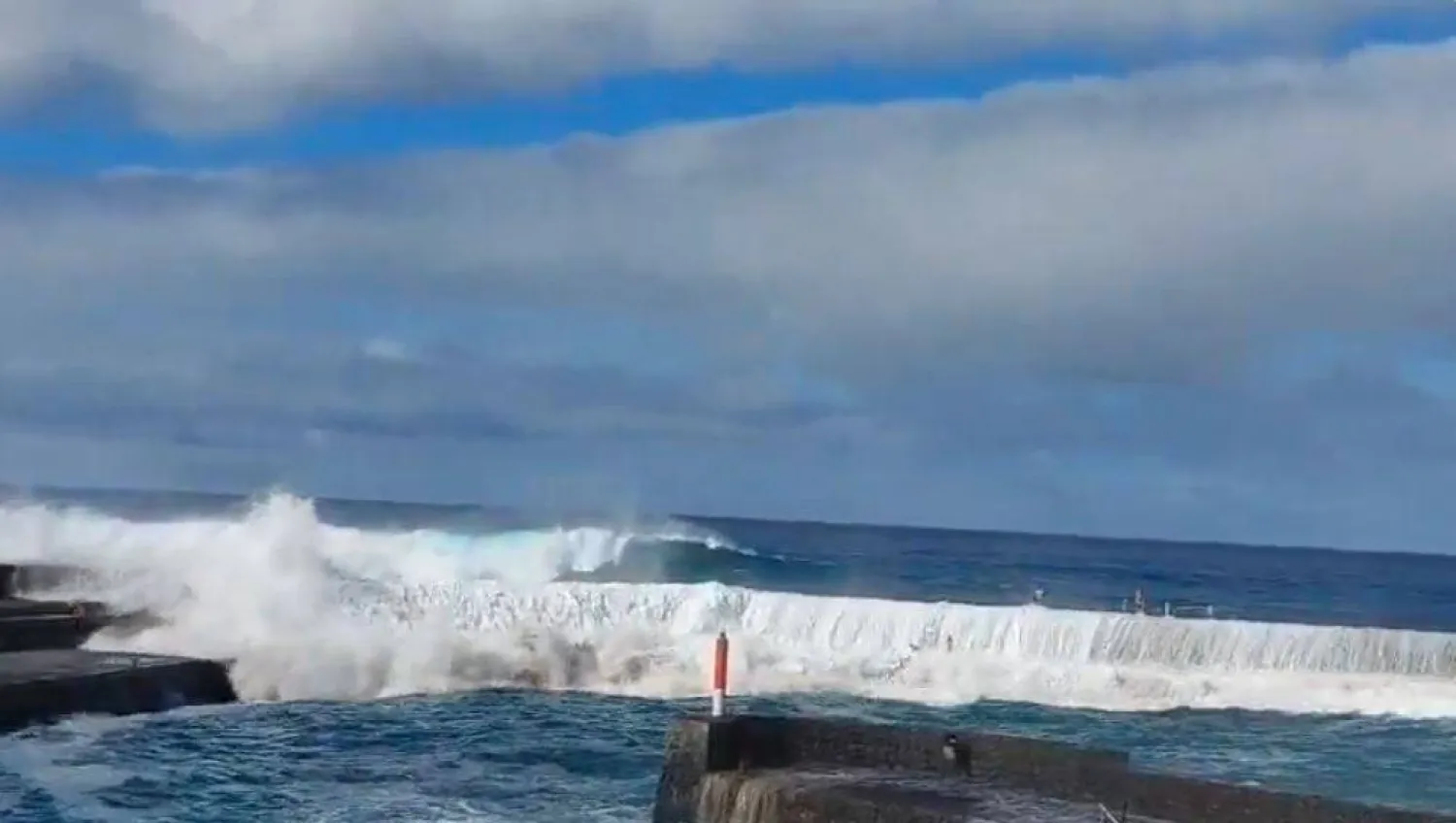 جانب من الأمواج العاتية التي ضربت جزيرة تينيريفي الإسبانية (الحساب الرسمي لراديو كناريا الراديو العام للأرخبيل عبر إكس)