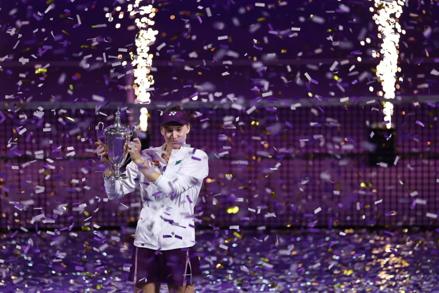 لحظات من تتويج إلينا ريباكينا بكأس الجولة الختامية بالرياض (رويترز)