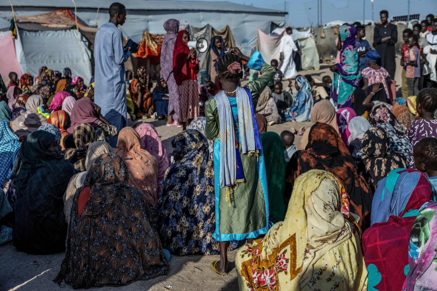 لاجئون سودانيون هاربون من الفاشر بمخيم «تين العابر» في تشاد (أ.ف.ب)