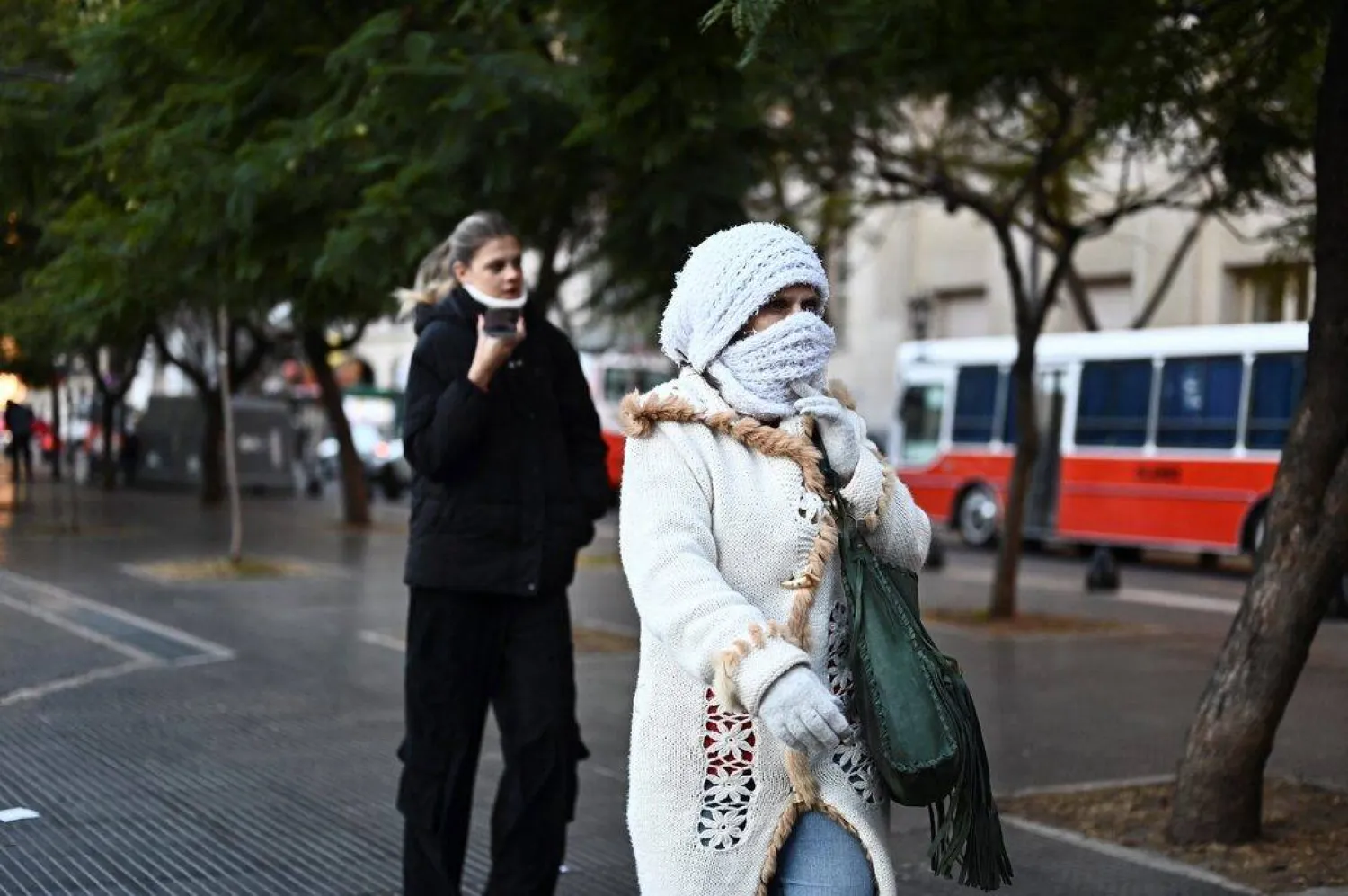 هناك أشخاص أكثر حساسية لدرجات الحرارة الباردة من غيرهم (رويترز)