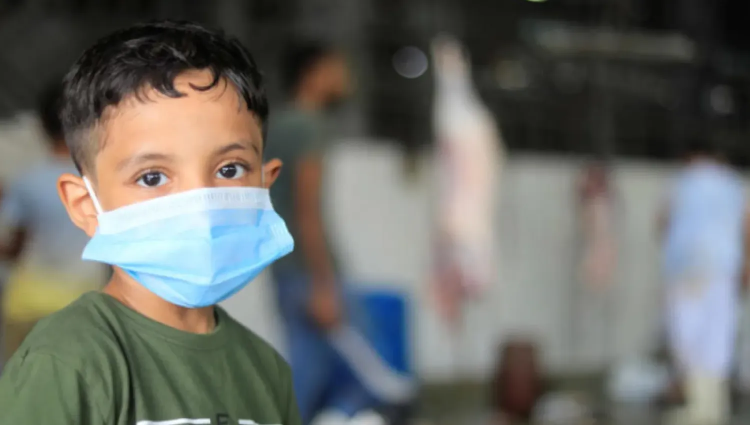 الأطفال الصغار أكثر عرضة للإصابة بالفيروسات ونشرها (رويترز)