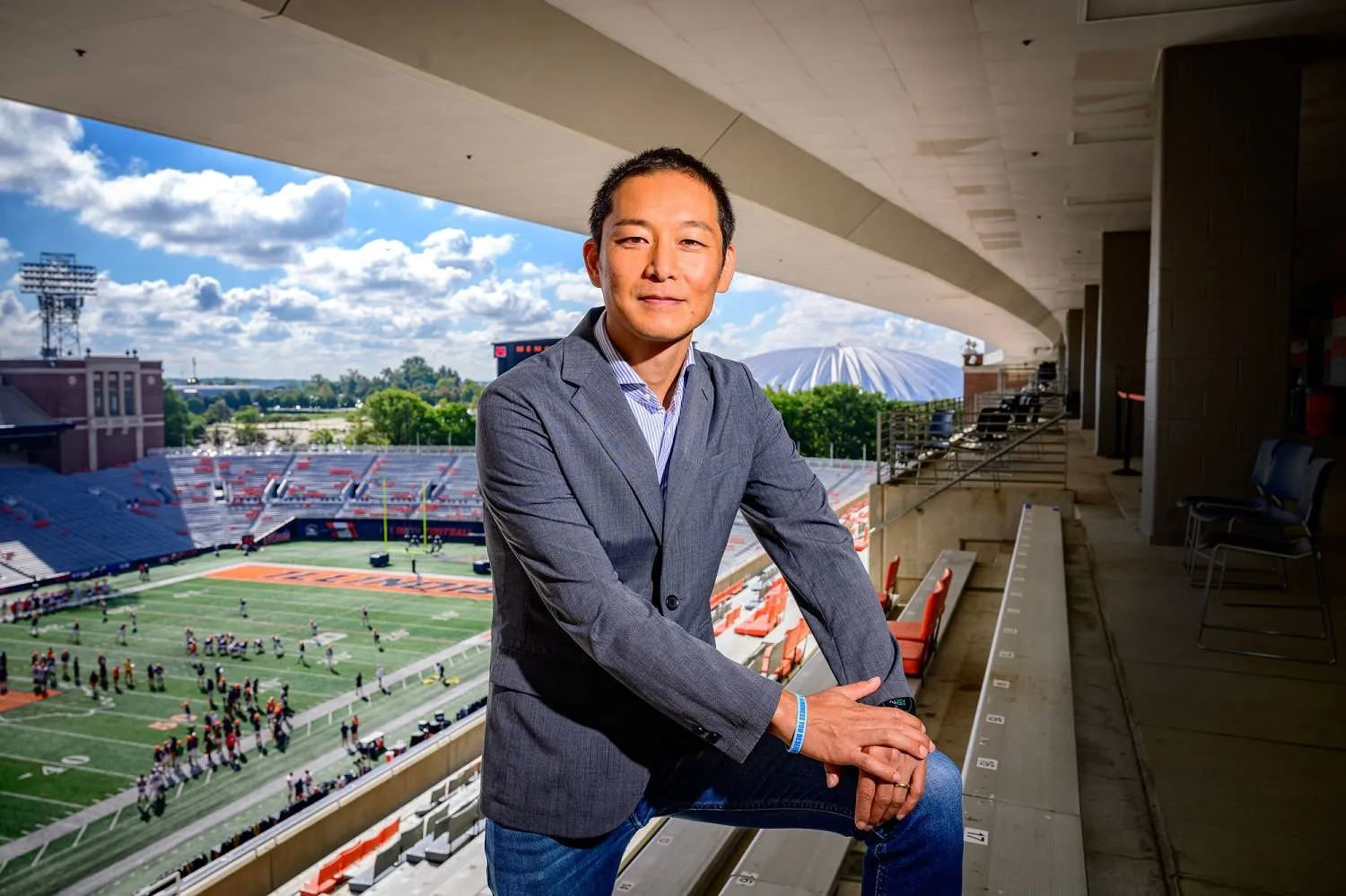 الدكتور يويهي إينوي الباحث في جامعة إلينوي يرصد عدة فوائد صحية ونفسية للانتماء لفريق رياضي (جامعة إلينوي)