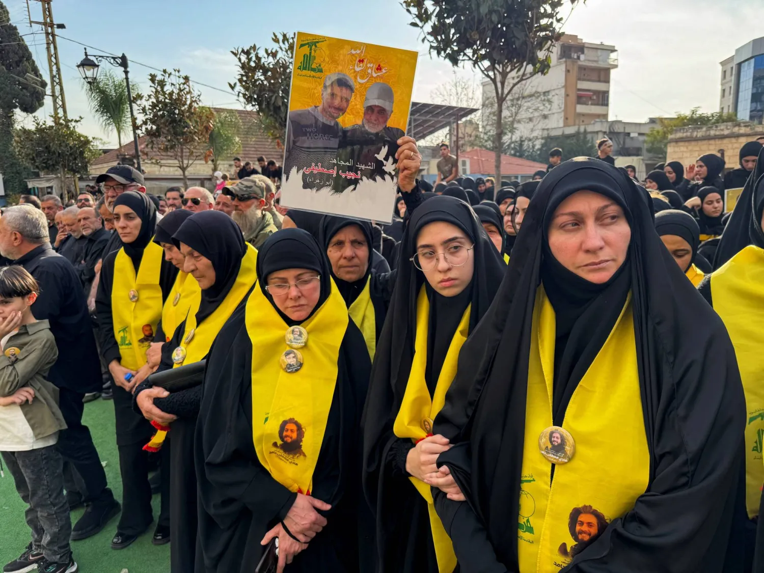 مناصرات لـ«حزب الله» يشاركن في تشييع عناصر في الحزب قُتلوا بغارة إسرائيلية في النبطية الاثنين الماضي (رويترز)