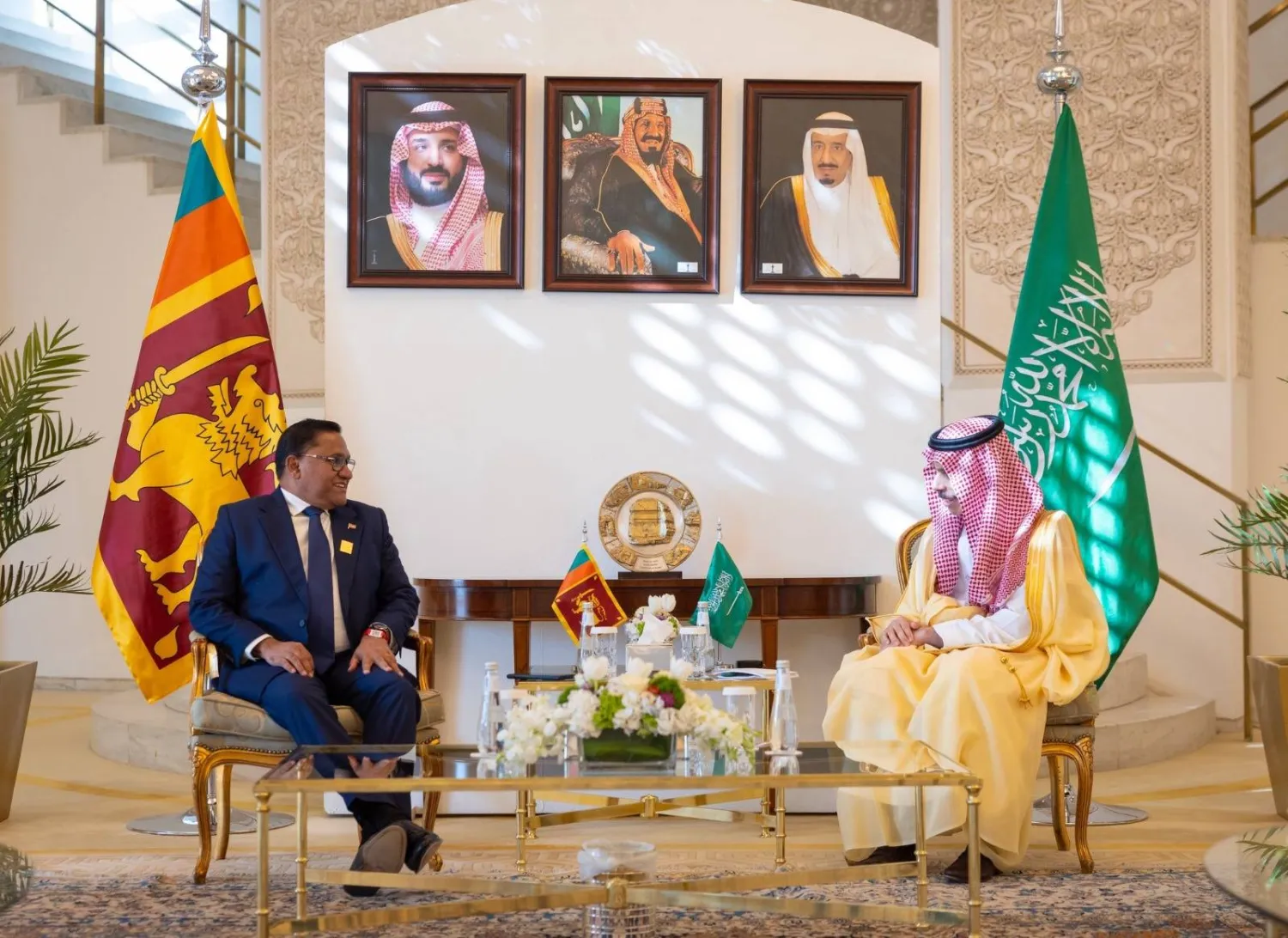 الأمير فيصل بن فرحان وزير الخارجية السعودي مع نظيره السريلانكي فيجيثا هيراث في الرياض (واس)