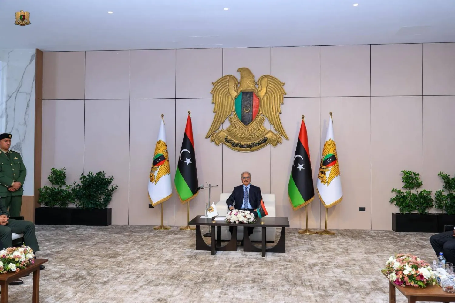 حفتر خلال استقباله وفداً من قبائل بني وليد الأحد (القيادة العامة)