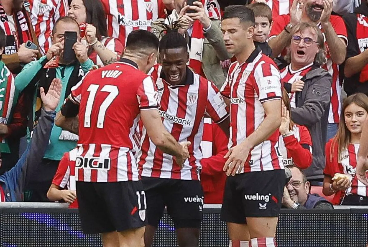 لاعبو بلباو يهنئون نيكو ويليامز على هدفه (إ.ب.أ)