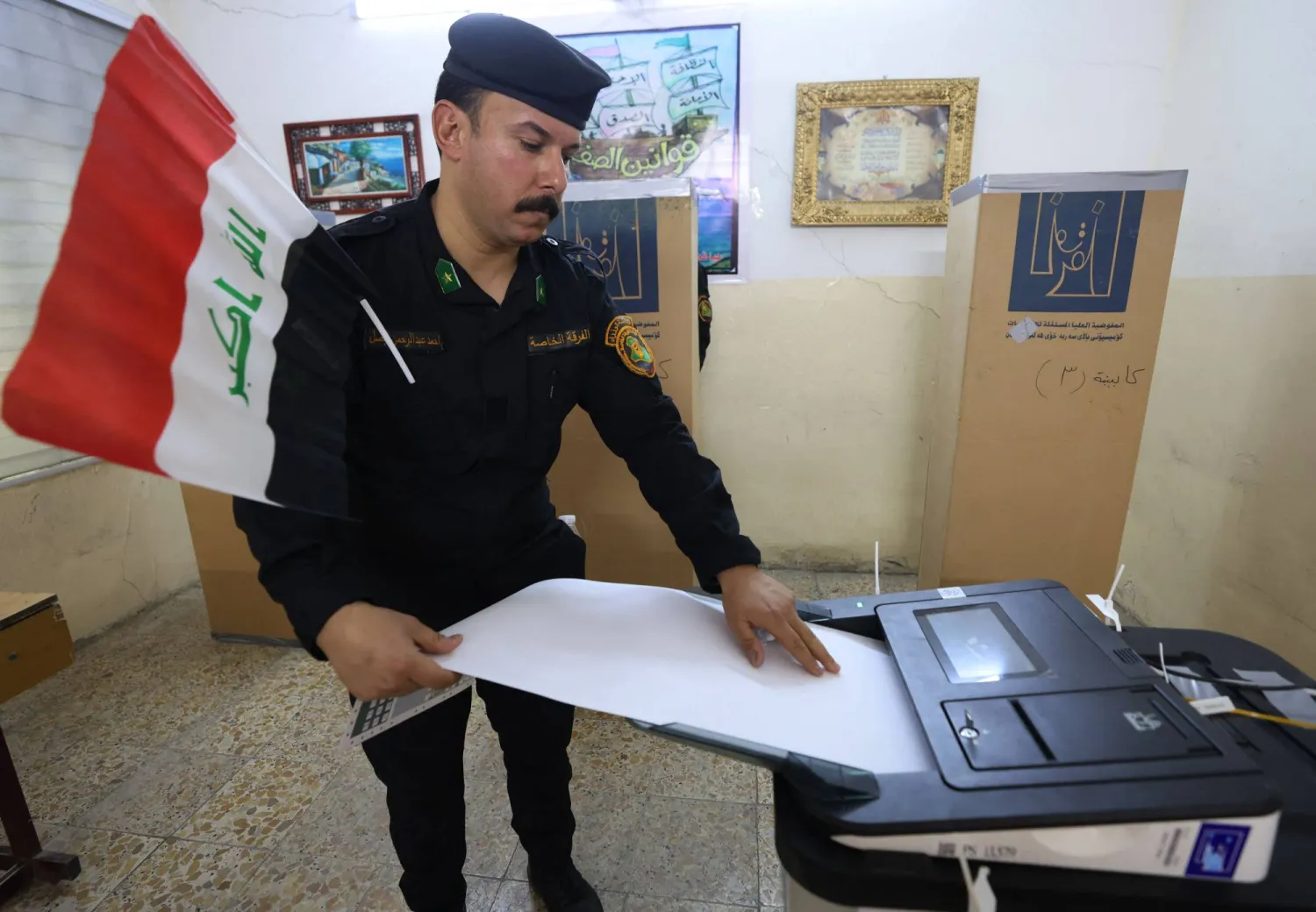 عنصر من الجيش العراقي يدلي بصوته في بغداد خلال التصويت الخاص اليوم (أ.ف.ب)