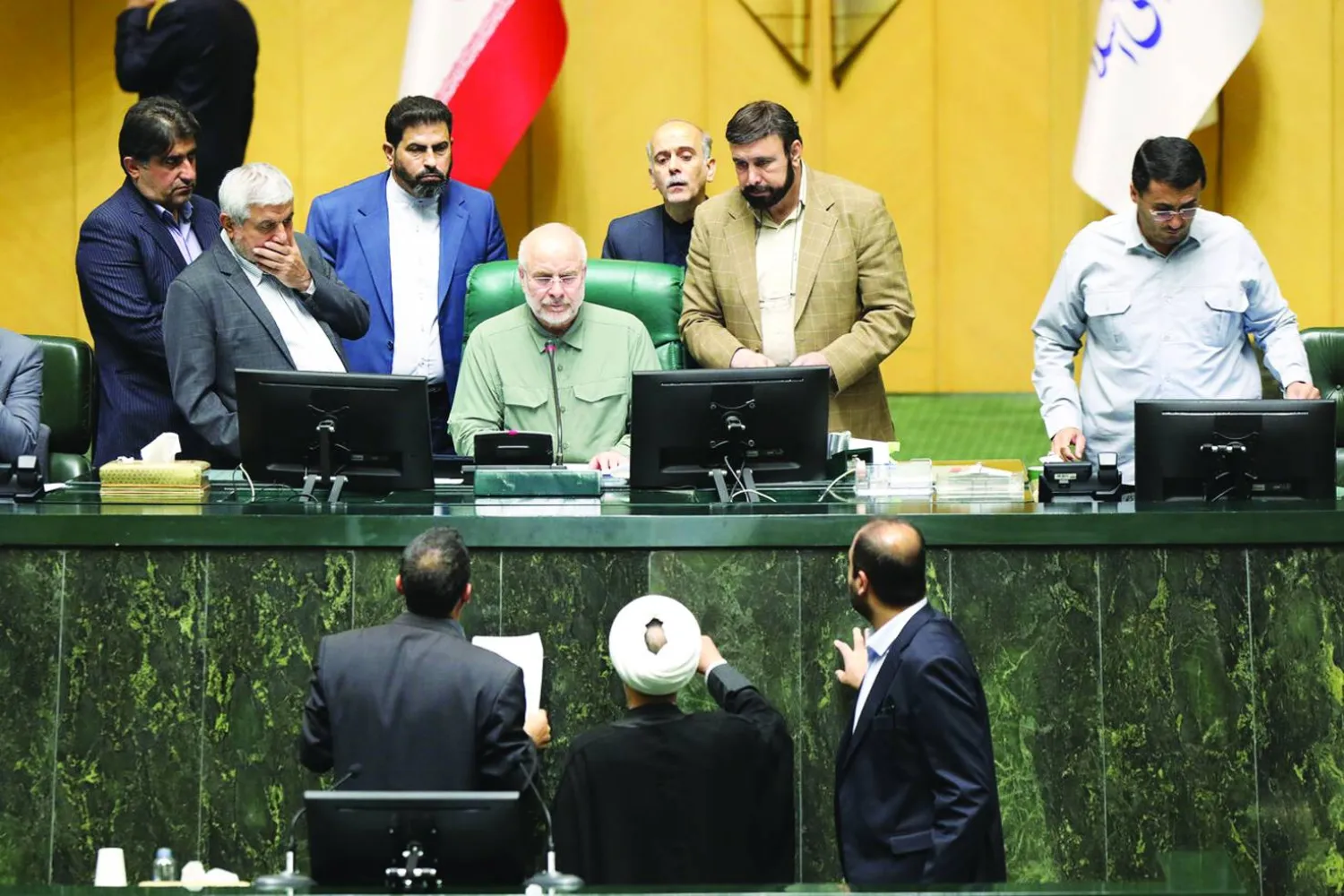 نواب يتحدثون إلى قاليباف في جلسة برلمان سابقة (أ.ب)