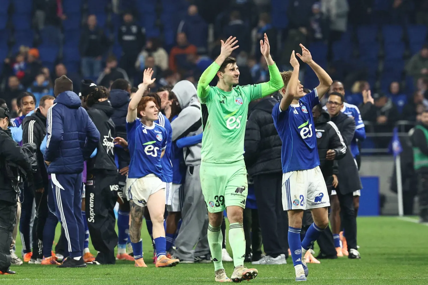 لاعبو ستراسبورغ يحيون جماهيرهم بعد الفوز على ليل (أ.ف.ب)