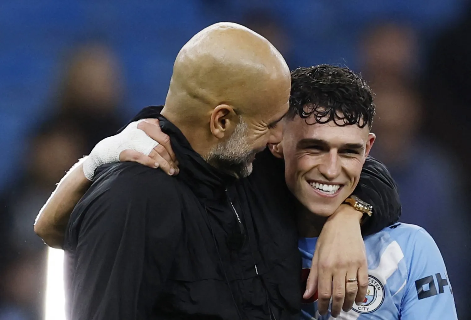 الإسباني بيب غوارديولا يحتفل بالفوز مع لاعبه فيل فودن (رويترز)