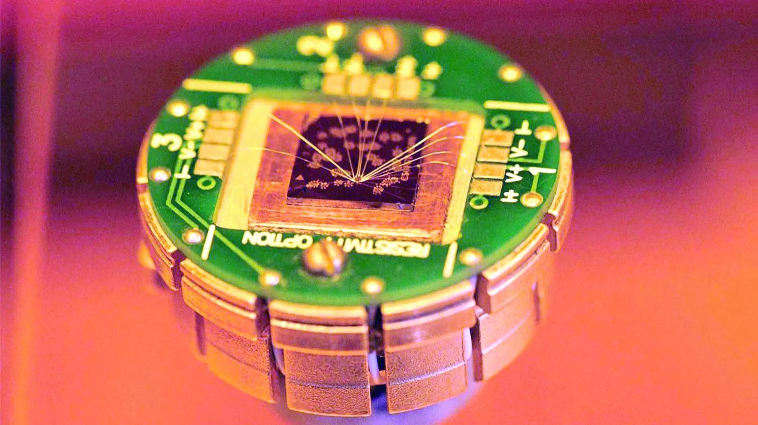 المادة الجديدة فائقة الرقة تدمج قوى مغناطيسية متعاكسة لتقليل استهلاك شرائح الذاكرة عشرة أضعاف (جامعة تشالمرز للتكنولوجيا)