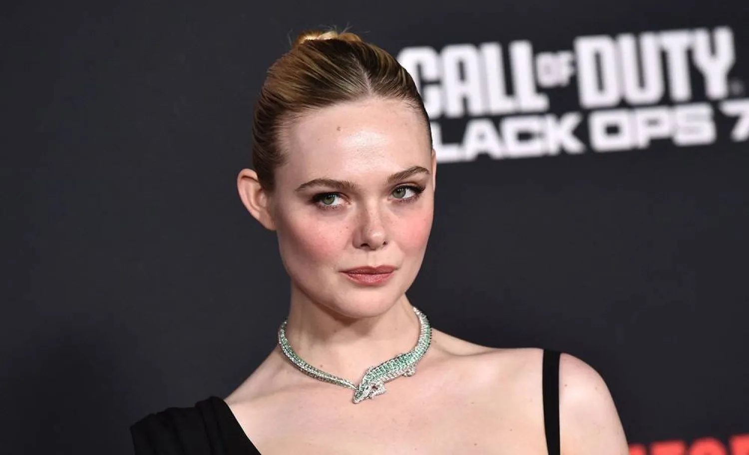  US actress Elle Fanning attends the world premiere of 20th Century Studio's "Predator: Badlands" at the TCL Chinese theatre in Los Angeles on November 3, 2025. (AFP) 