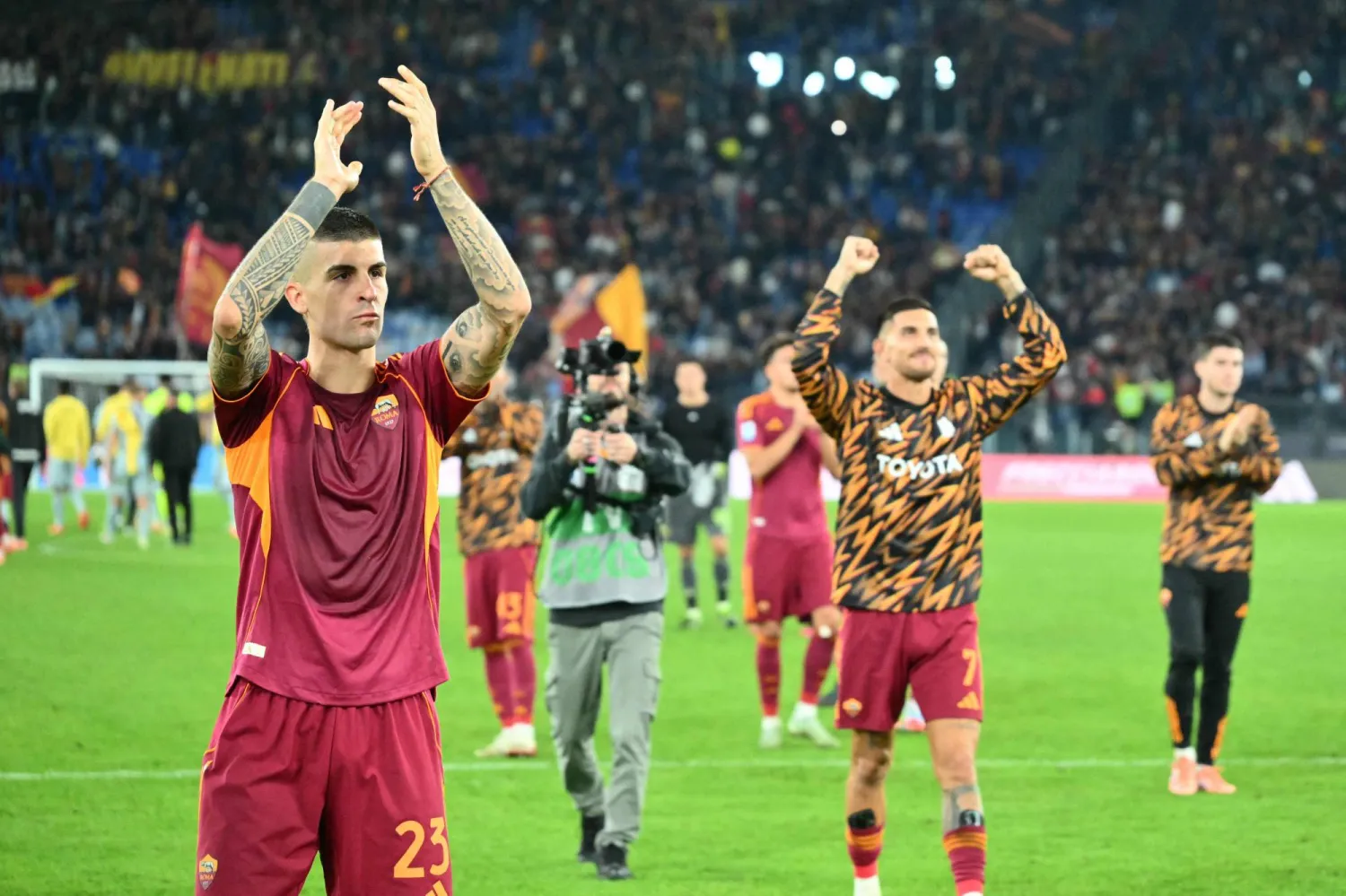 لاعبو روما يحتفلون بالفوز على أودينيزي (أ.ف.ب)