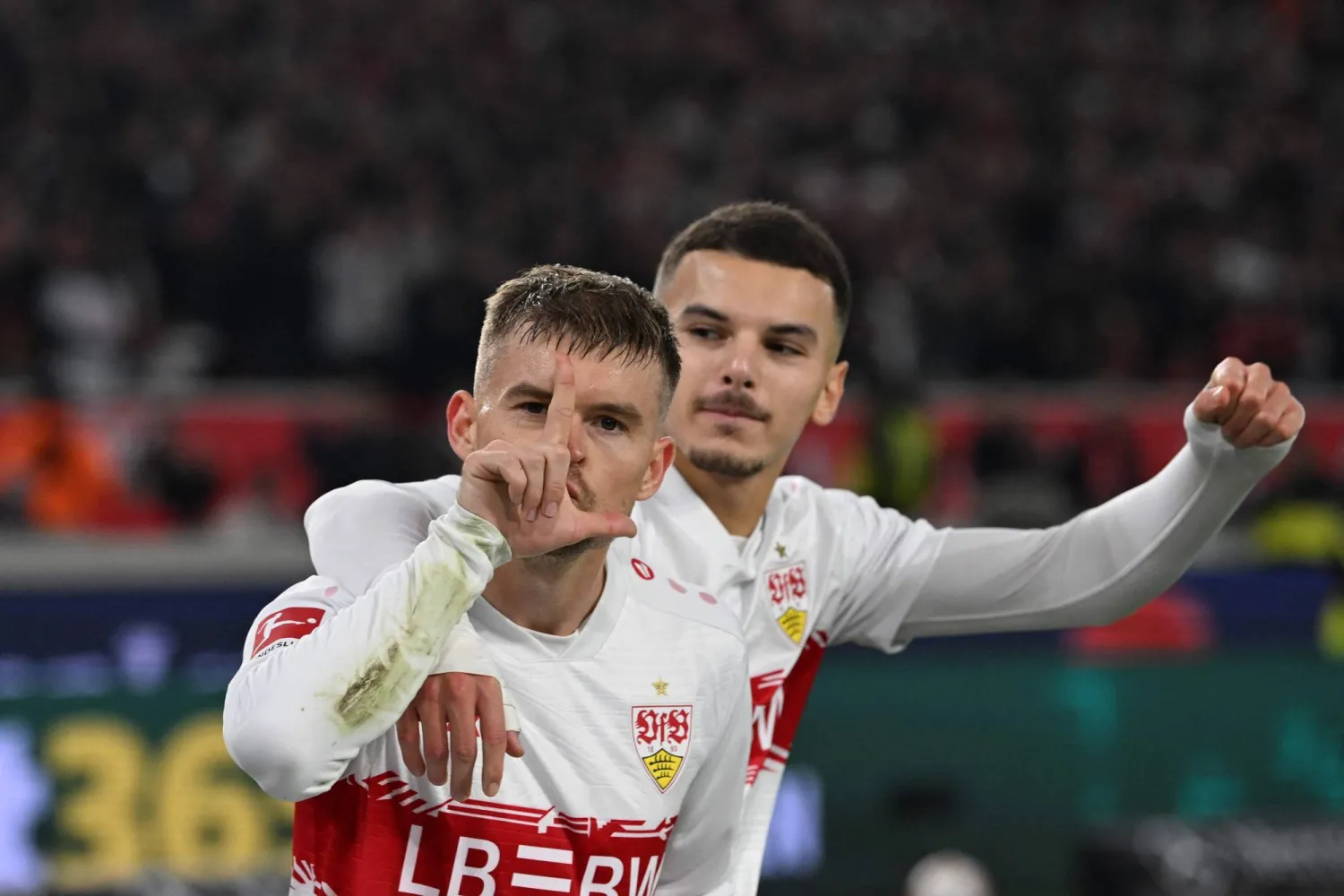 ماكسميليان ميتلشتات يحتفل بهدفه لشتوتغارت في مرمى أوغسبورغ (أ.ف.ب) 