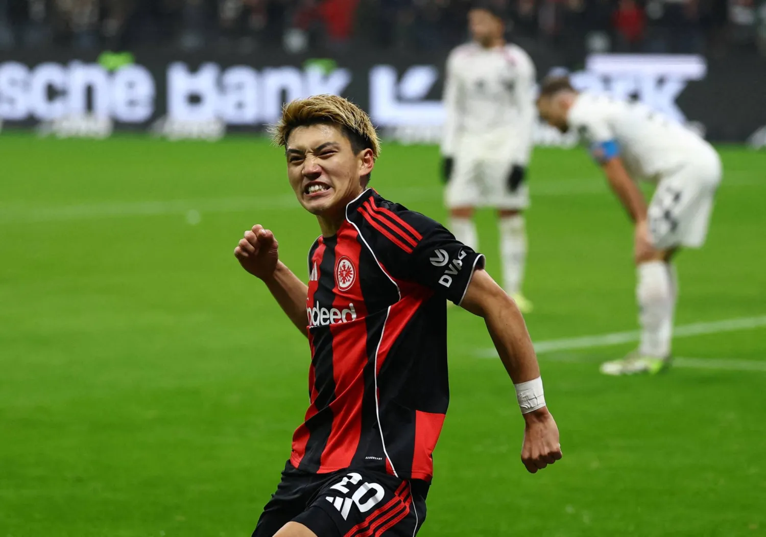 ريتسو دوان لاعب فرانكفورت يحتفل بهدف الفوز على ماينز (رويترز)