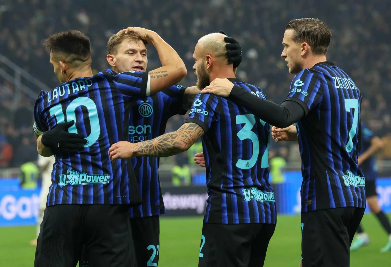 فرحة لاعبي إنتر ميلان بالفوز على لاتسيو (إ.ب.أ)