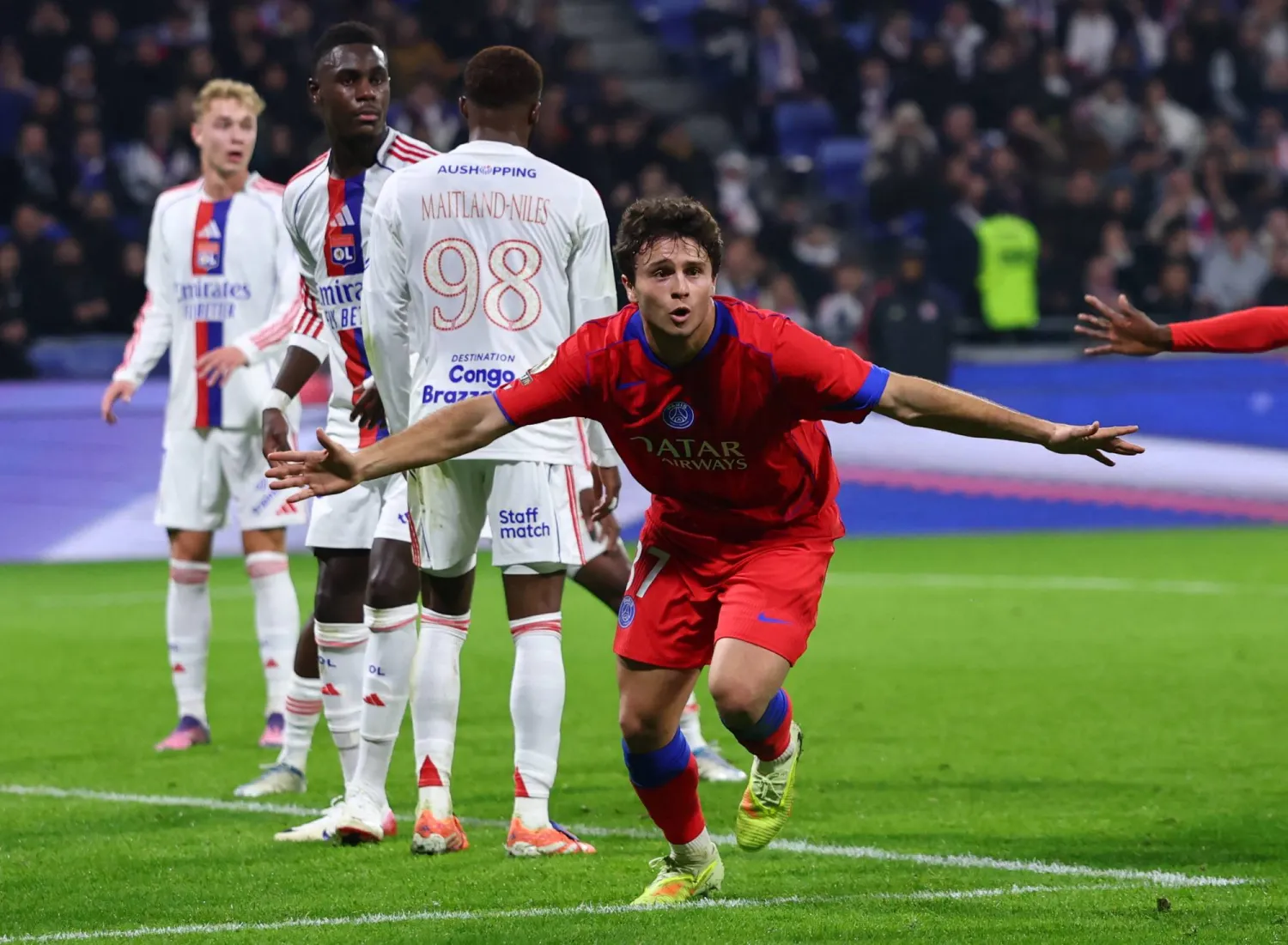 البرتغالي جواو نيفيز يحتفل بهدف الفوز القاتل على ليون (رويترز)