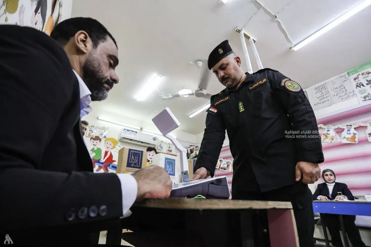 İçişleri Bakanlığı'ndan bir yetkili erken oylamada oyunu kullanıyor (Irak Haber Ajansı)