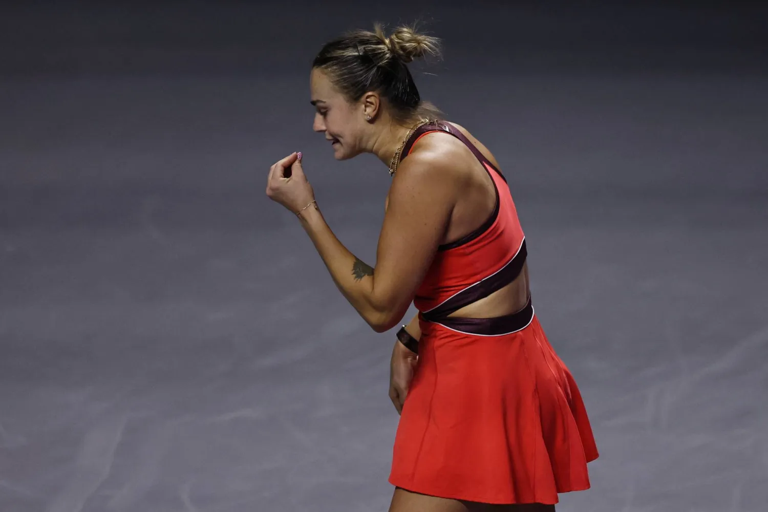 وضعت سابالينكا مضربها في الحقيبة وجلست في مقصورتها تبكي (رويترز)