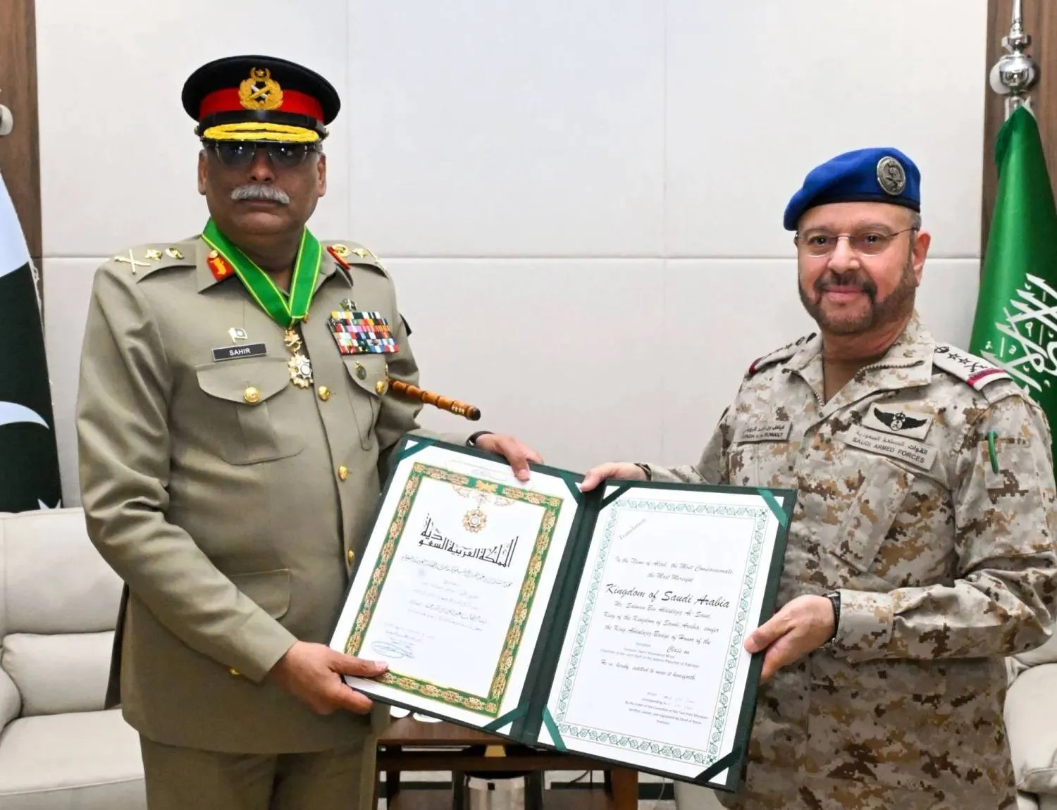 Chairman of the General Staff General Fayyad Al-Ruwaili and Pakistan's Chairman of the Joint Chiefs of Staff Committee General Sahir Shamshad during the ceremony on Saturday. (Saudi Defense Ministry)
