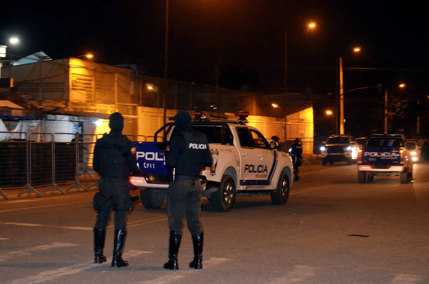 رجال الشرطة يقفون عند مدخل السجن بعد أعمال الشغب (أ.ف.ب)