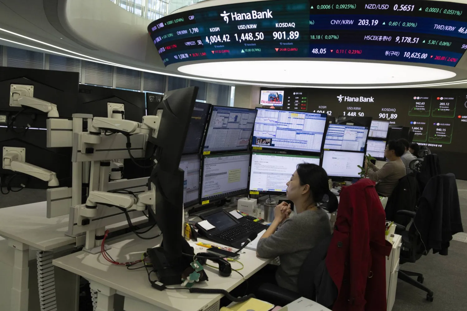 متداولون يعملون أمام شاشات في بنك هانا بسيول (إ.ب.أ)