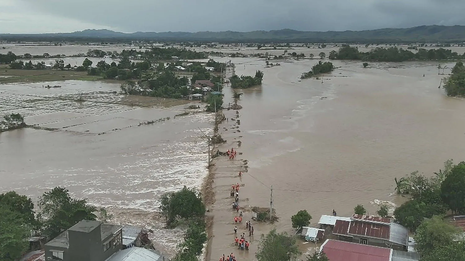 Typhoon Blows Away from the Philippines, 4 Dead and 1.4 Million Displaced
