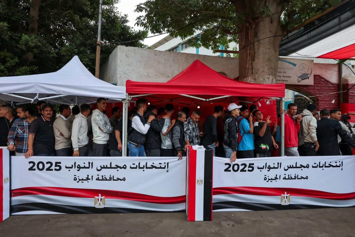 من أمام مقر لجنة انتخابية بمحافظة الجيزة المصرية (رويترز)