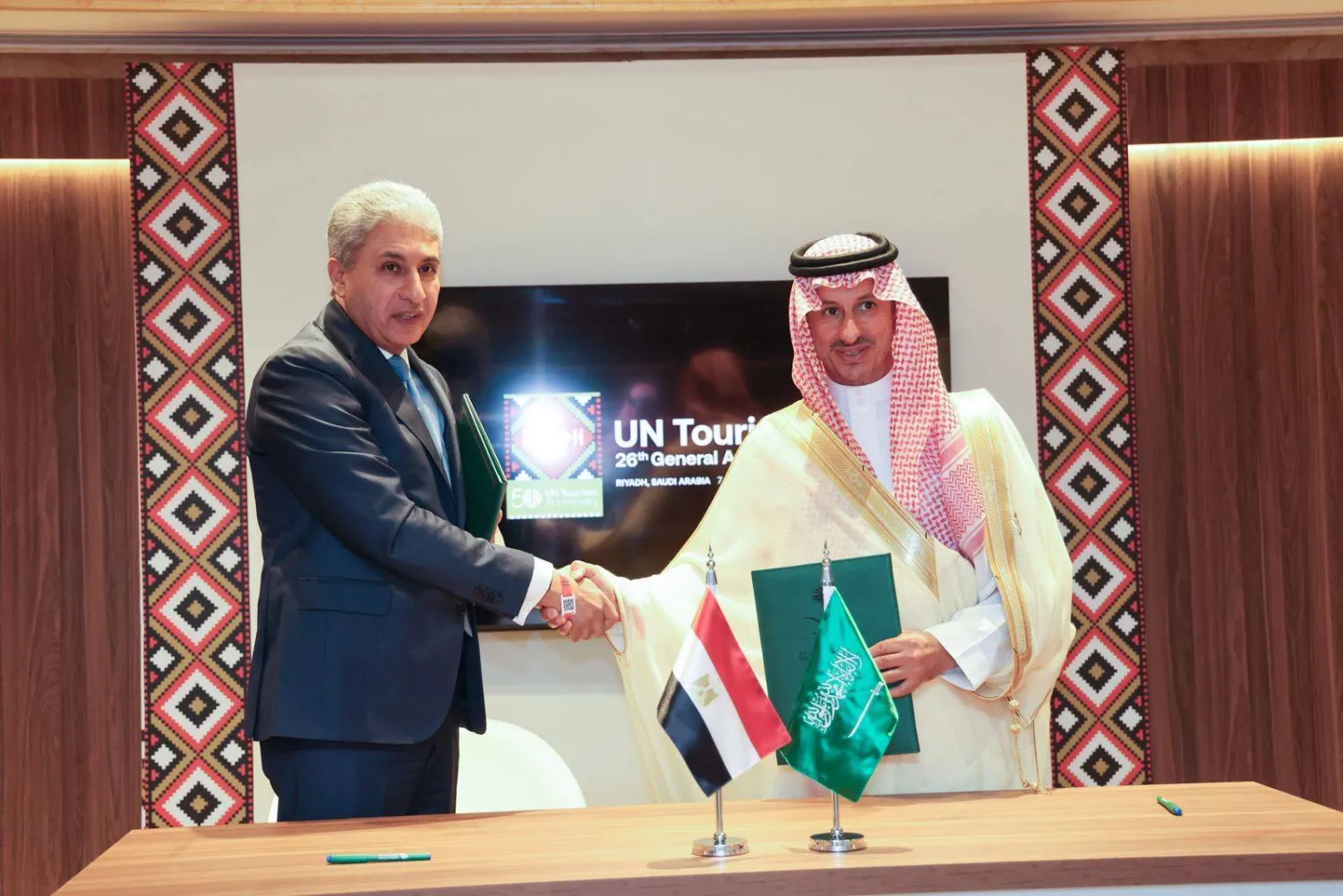 وزير السياحة المصري مع نظيره السعودي بعد توقيع الاتفاقية في الرياض (وزارة السياحة المصرية)