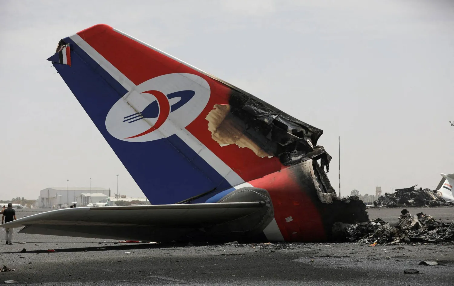 بقایای هواپیمای یمنی در فرودگاه صنعا در پی حملات اسرائیل (آرشیوی - رویترز)