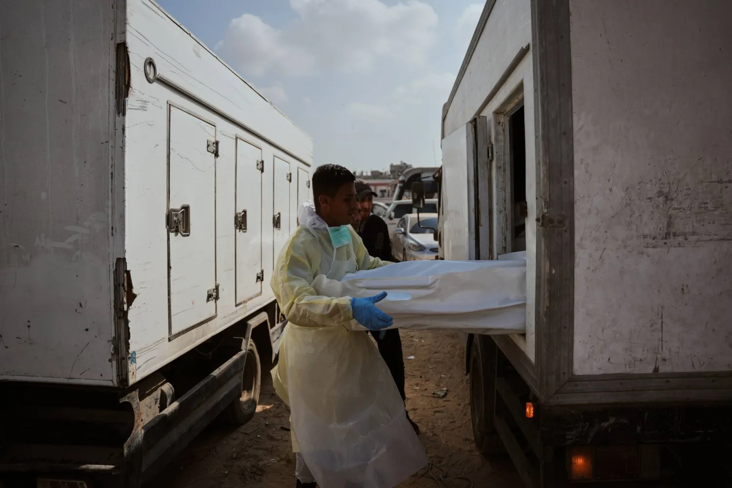 «حماس» تعلن تسلم 15 جثماناً تم الإفراج عنها من قبل إسرائيل (أ.ب)