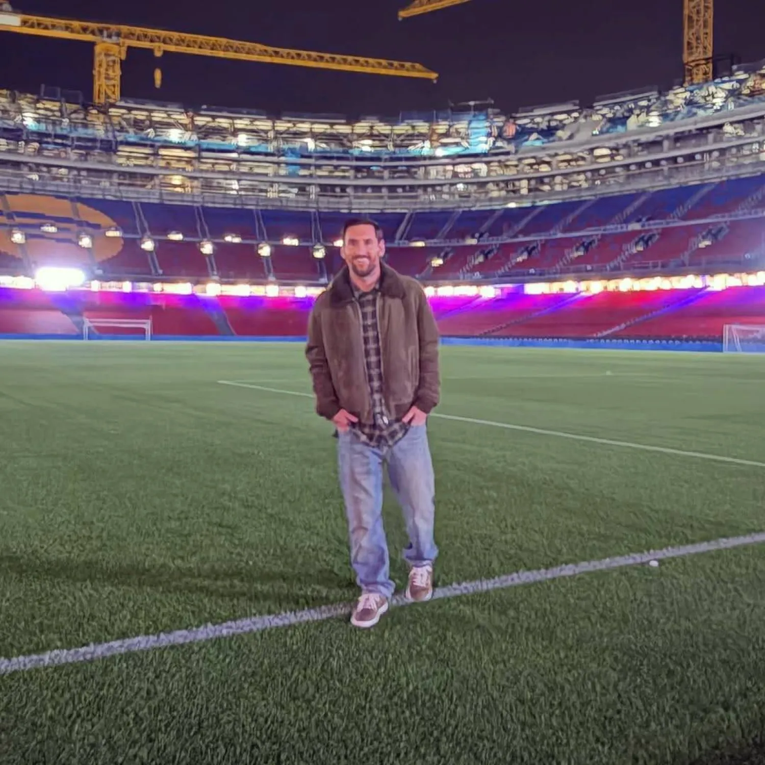 ميسي خلال وجوده في ملعب الكامب نو (نادي برشلونة)