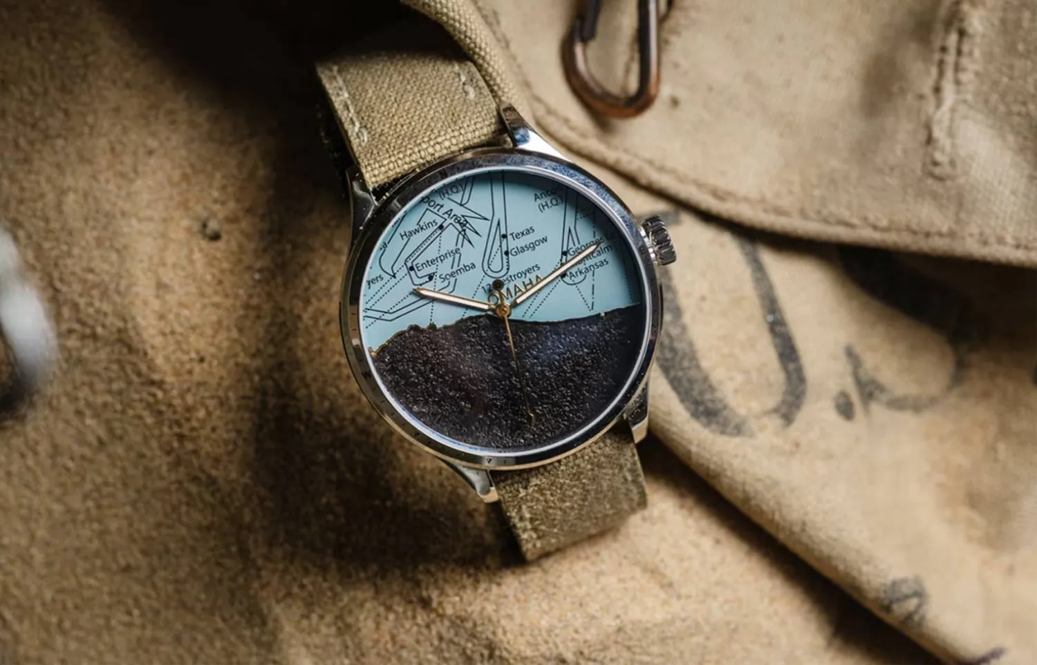 صُنعت ساعة نورماندي من خوذات وحقائب جنود الحرب (شركة كول وآرثر البلجيكية)