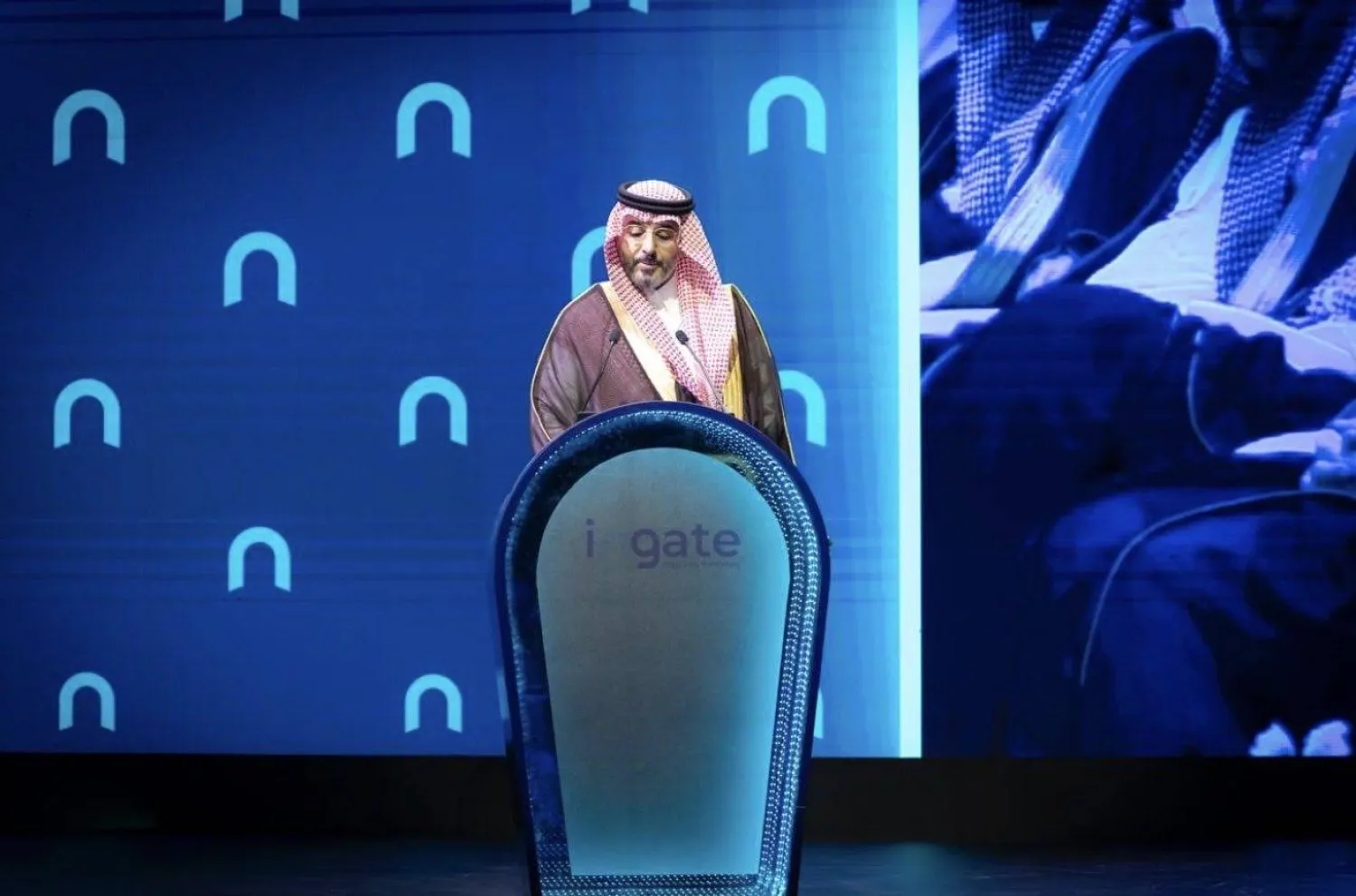 رئيس مجلس إدارة «هيئة التأمين» عبد العزيز البوق متحدثاً للحضور خلال كلمته الافتتاحية (الشرق الأوسط)