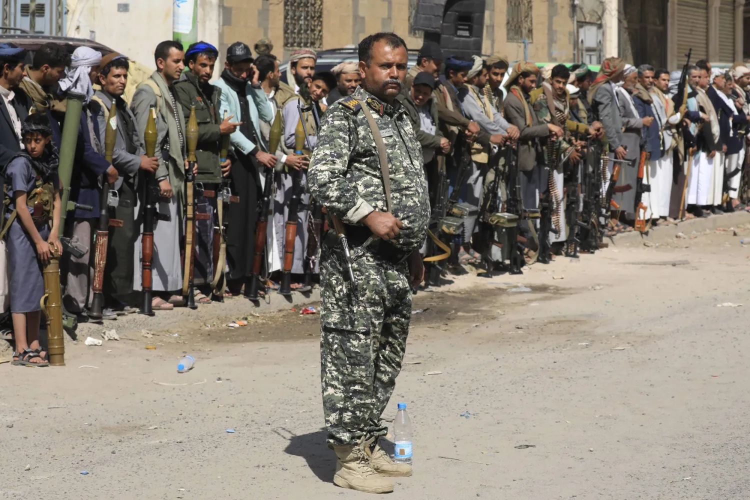أغلبية الموارد المالية الخاضعة للحوثيين تذهب لأعمال التعبئة والحشد والدعاية (إ.ب.أ)