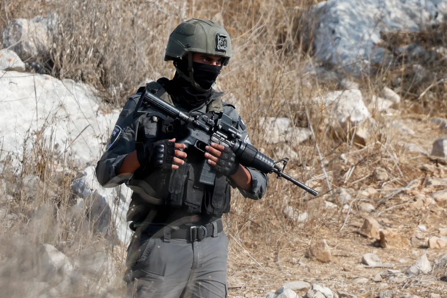 جندي إسرائيلي أثناء اشتباك مع متظاهرين فلسطينيين قرب طولكرم في الضفة الغربية المحتلة - 7 نوفمبر الحالي (رويترز)