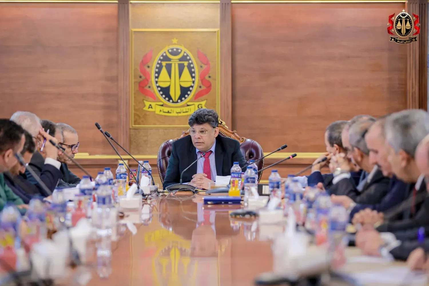 النائب العام الليبي الصديق الصور في اجتماع سابق مع مساعديه (مكتب النائب العام)