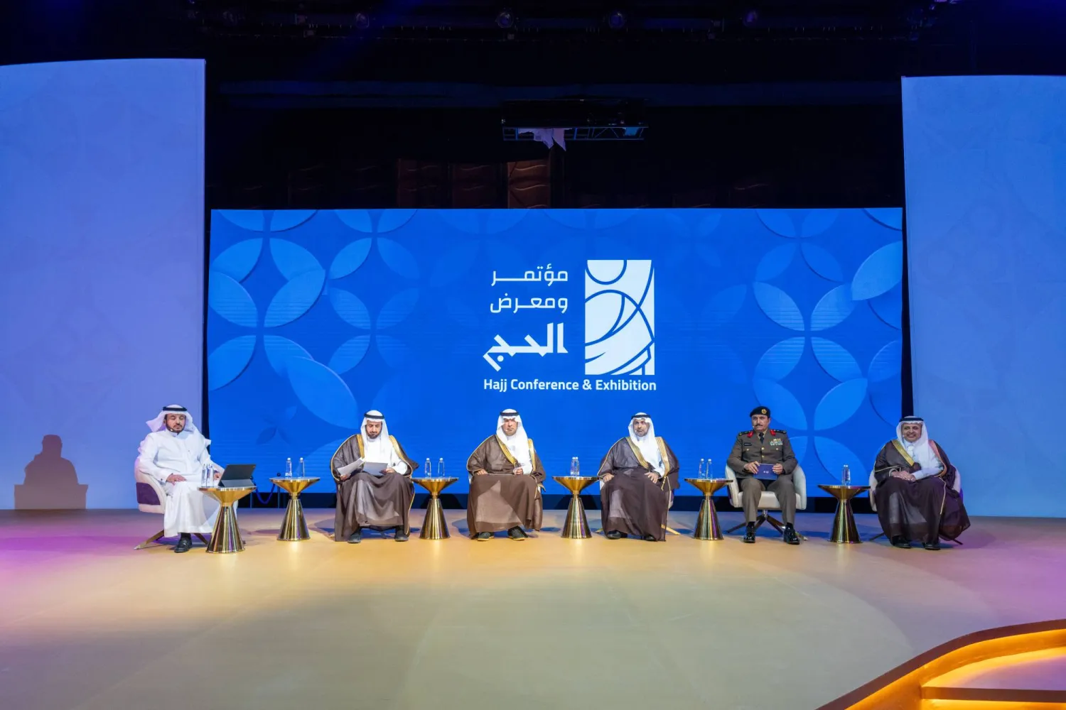 جلسة جمعت وزراء ومسؤولين بعنوان «من الرؤية إلى الواقع... تكامل القطاعات في خدمة ضيوف الرحمن» (مؤتمر ومعرض الحج)