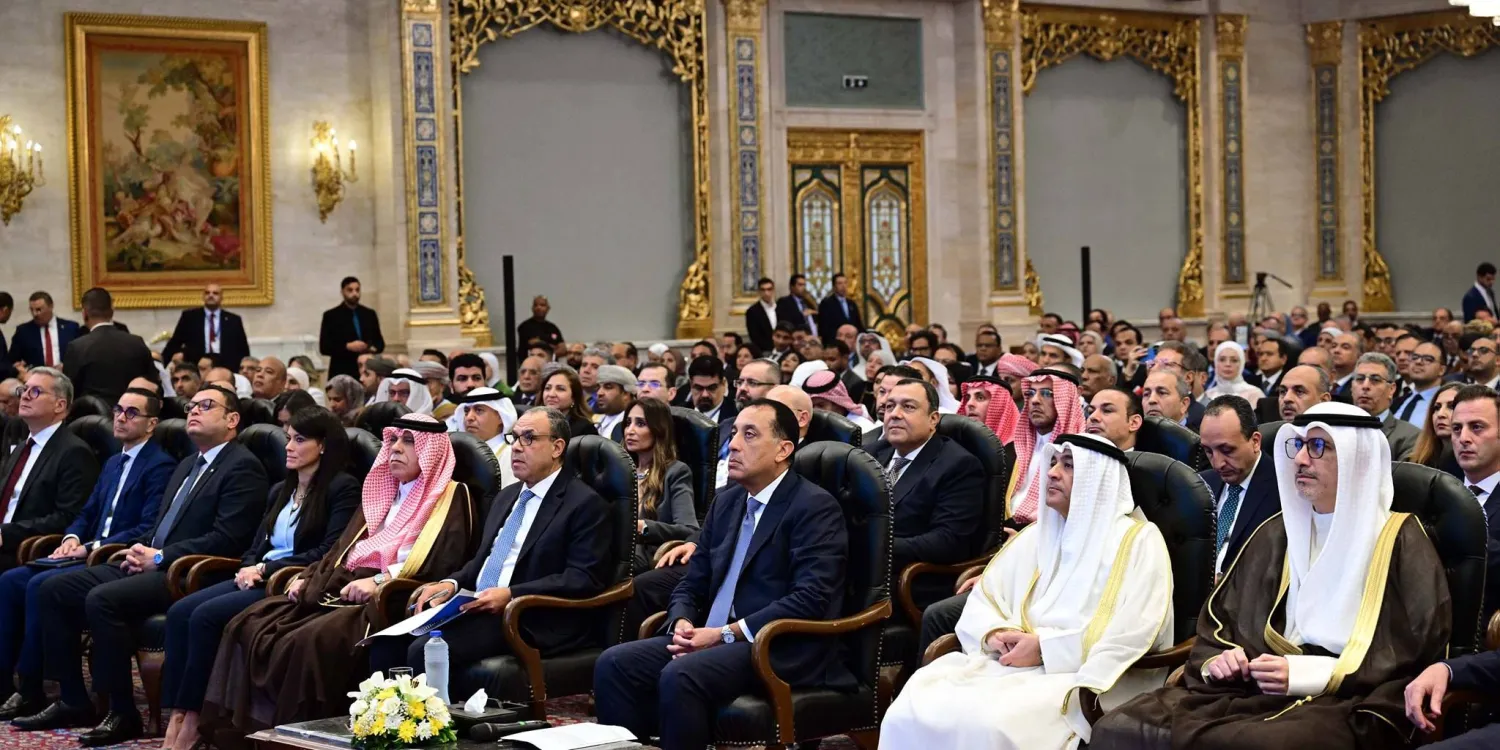 رئيس مجلس الوزراء المصري يجلس بجانب وزراء من الدول العربية خلال فعاليات منتدى التجارة والاستثمار المصري - الخليجي بالقاهرة (مجلس الوزراء المصري)