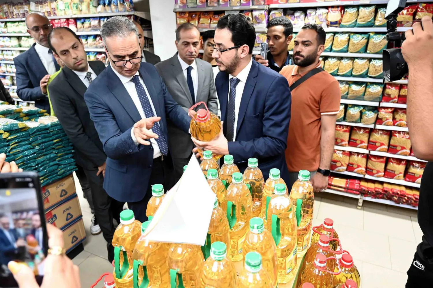 رئيس جهاز حماية المستهلك في مصر يقود حملة لمتابعة ضبط الأسعار (مجلس الوزراء المصري)