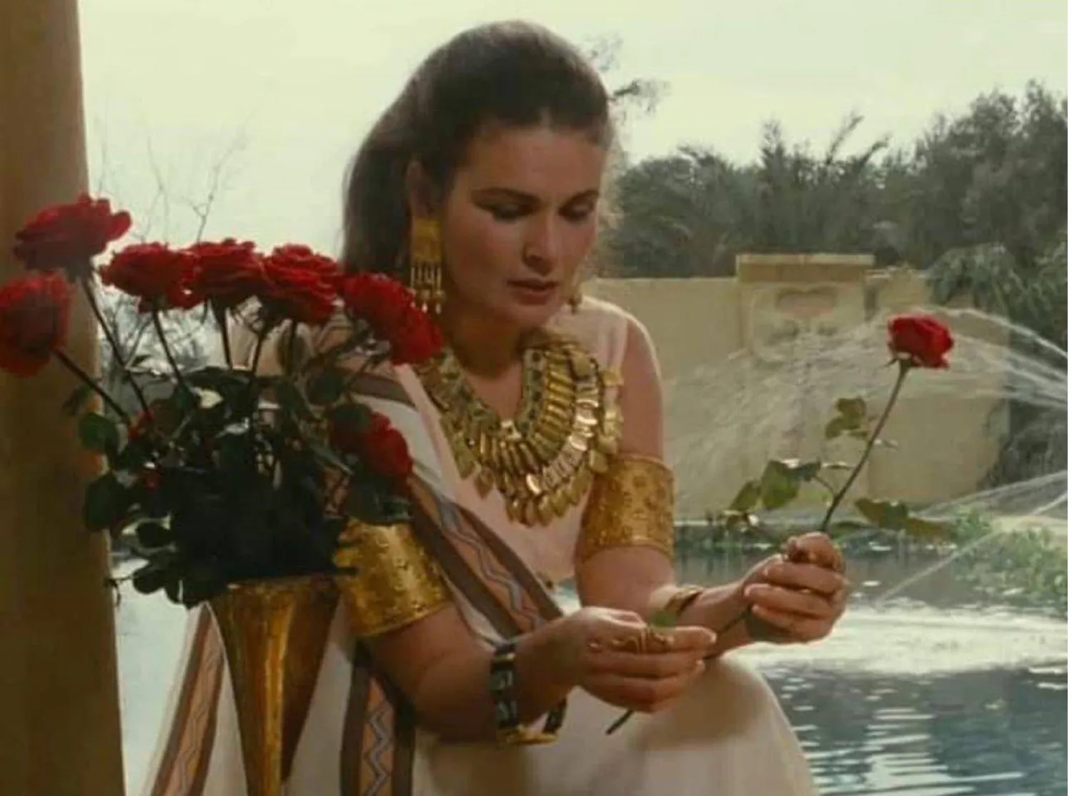 الاحتفاء بمئوية ميلاد يوسف شاهين يتضمن عرض فيلم «المهاجر» (حساب يسرا على «فيسبوك»)