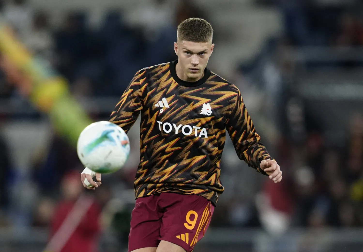 الأوكراني أرتيم دوفبيك مهاجم روما (رويترز) 