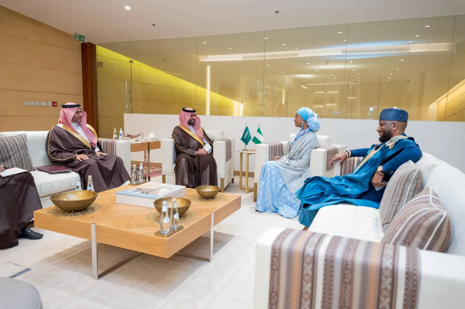 الأمير بدر بن عبد الله بن فرحان لدى لقائه الوزيرة حناتو موسى موساوا في الرياض (وزارة الثقافة السعودية)