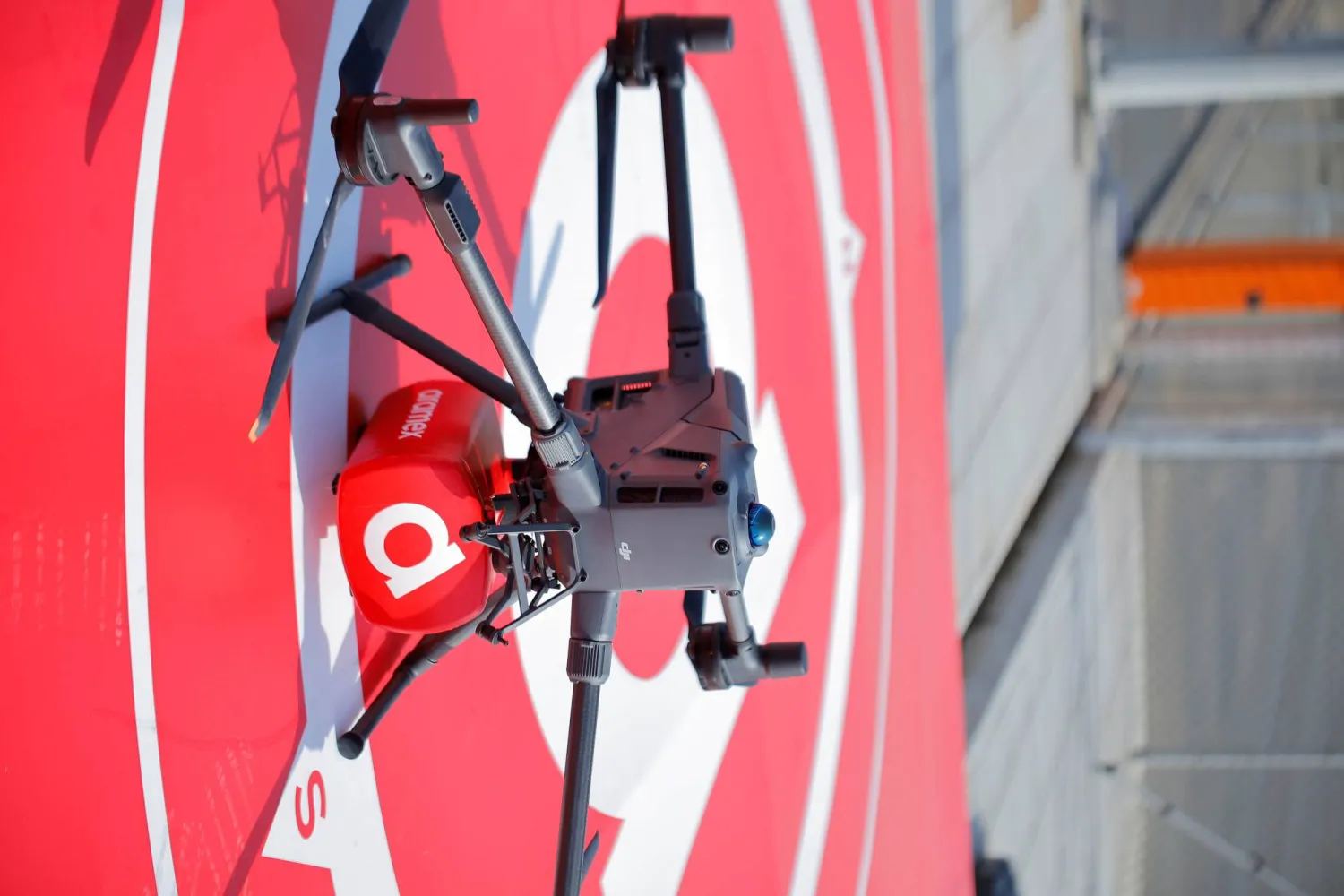 النظام التشغيلي يعتمد على الذكاء الاصطناعي وتقنيات الملاحة الدقيقة مثل «ليدار» لتأمين رحلات ذاتية آمنة وموثوقة دون تدخل بشري مباشر (أرامكس)