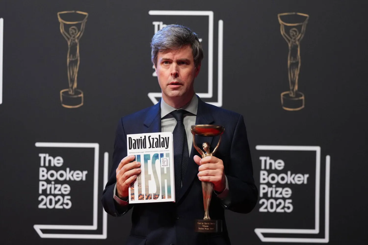 الكاتب البريطاني المجري ديفيد سالوي بعيد نيله جائزة بوكر البريطانية (أ.ب)