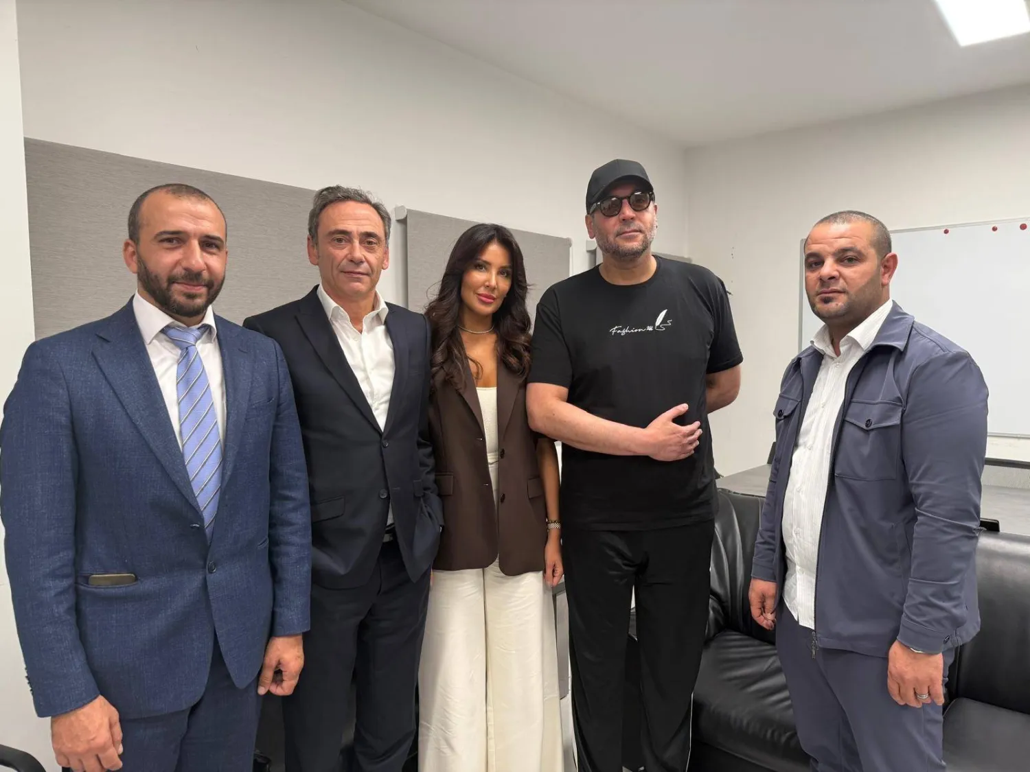 
هانيبال القذافي (الثاني من اليمين) مع فريقه القانوني بعد الإفراج عنه (الشرق الأوسط)