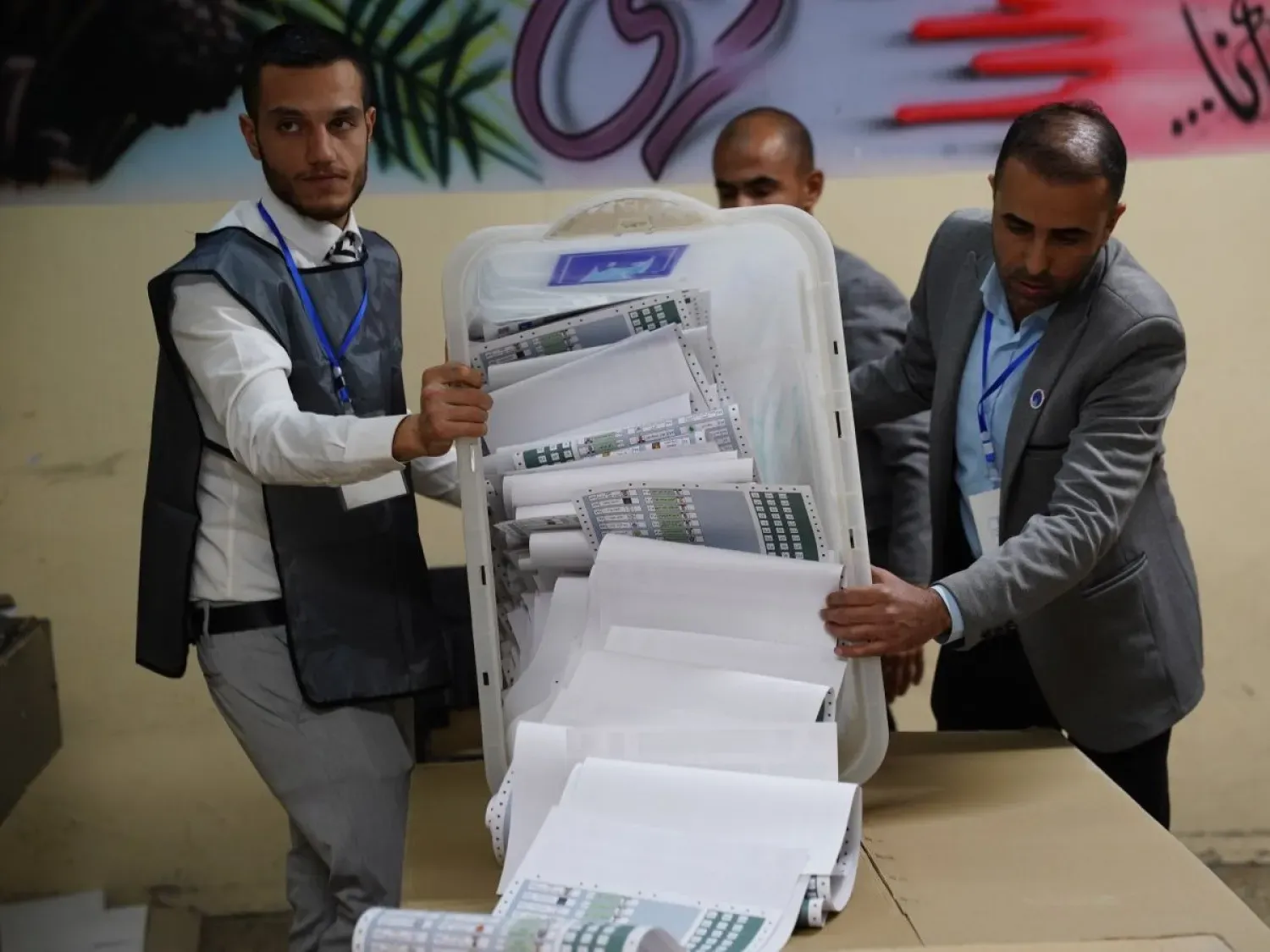 Irak Seçim Komisyonu çalışanları, Bağdat'taki parlamento seçimleri için özel oylama gününün ardından oy pusulalarını ayırıyor (EPA)