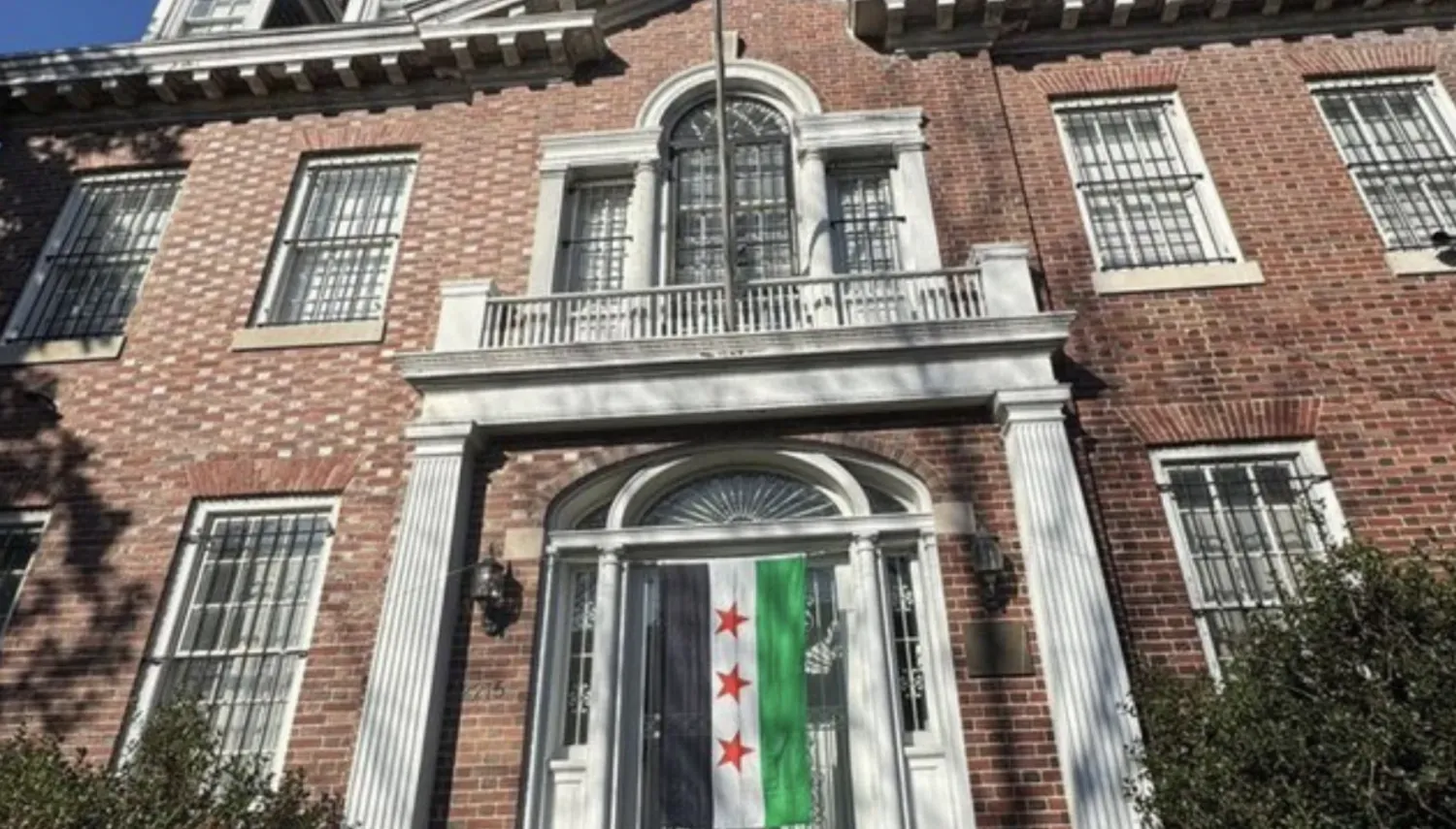 Washington'daki Suriye Büyükelçiliği binasına yeni Suriye bayrağı çekildi (Arşiv)