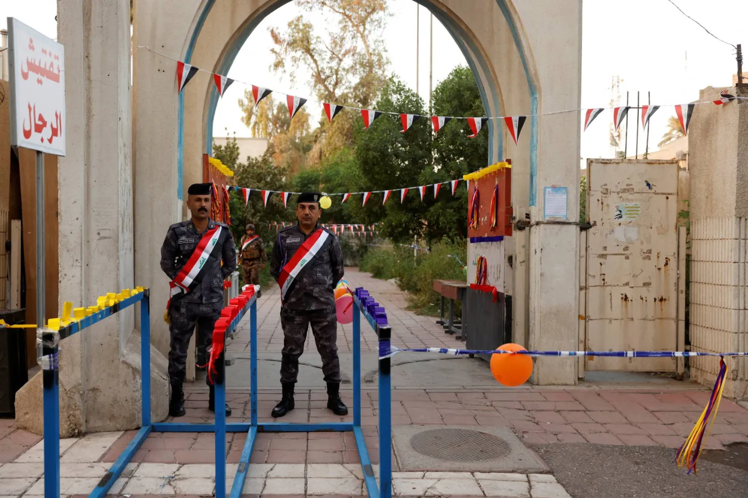 العراقيون بأصواتهم الثلاثاء لاختيار برلمان جديد (رويترز)